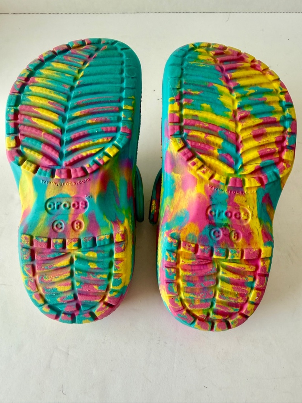 CROCS Kids Tie-Dye Clog in Turquoise, Pink, Yellow. Size C8 - Picture 8 of 10